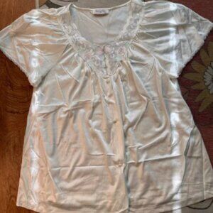 Vintage Vanity Fair White w/ Colorful Flower Lace Details Sleep shirt. Size Med